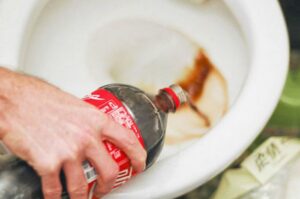 Kegunaan Coca-Cola dalam Membersihkan Toilet