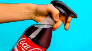 Membersihkan Kaca atau Cermin Pakai Cola-cola